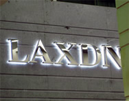 Letra caixa em Aço Inox Escovado com iluminação em led branco.